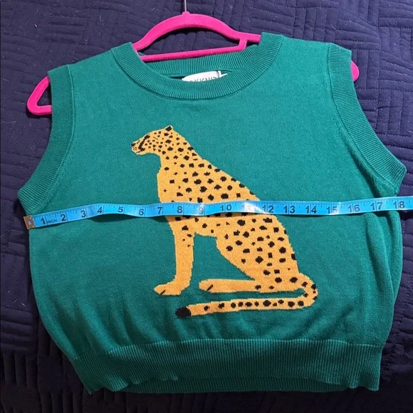 Green Crewneck Sleeveless Sweater with Yellow Cheetah Motif - Picture 3 of 5
